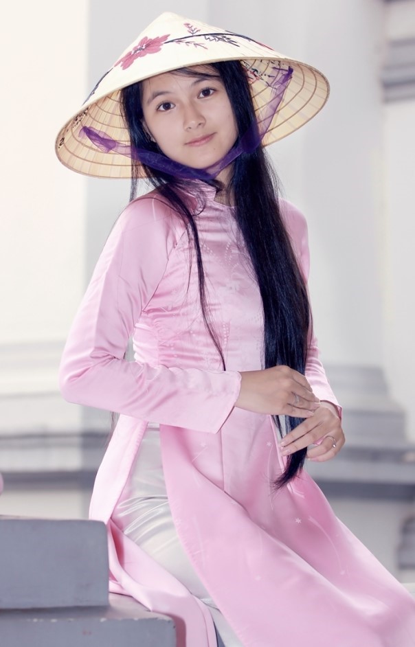 ピンクのアオザイを着ているベトナム人女子学生